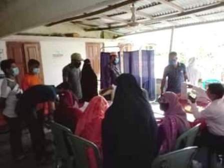 গলাচিপায় করোনা ভাইরাস টিকা গ্রহণে মানুষের ভিড়