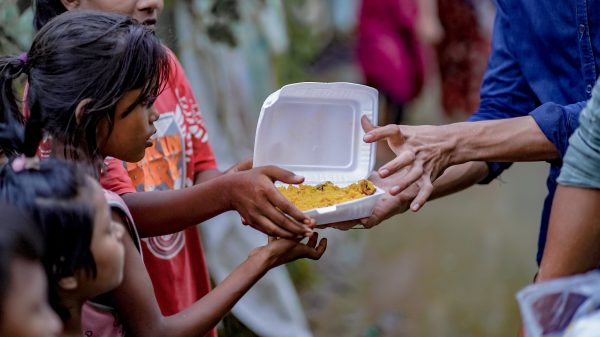 কক্সবাজারে খাবার নিয়ে বন্যাদুর্গতদের পাশে তরুণরা