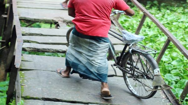 আগৈলঝাড়ায় ঝুঁকিপূর্ণ ব্রিজ যেন মৃত্যুকুপ