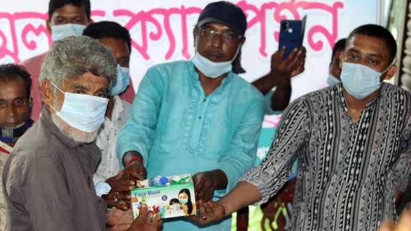 আগৈলঝাড়ায় নবচেতনার উদ্যোগে মাক্স ও স্যানিটাইজার বিতরন