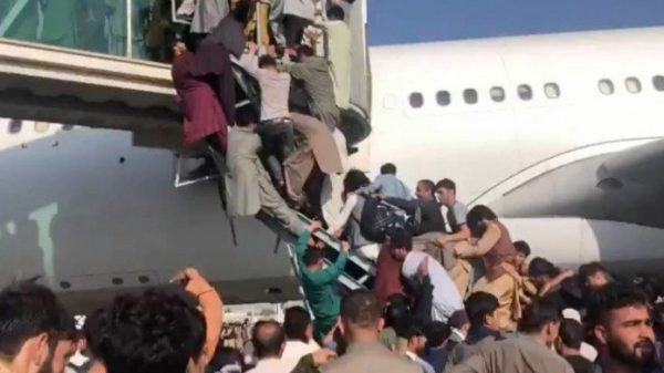 কাবুল বিমানবন্দরে অপেক্ষায় ১০ হাজার মানুষ