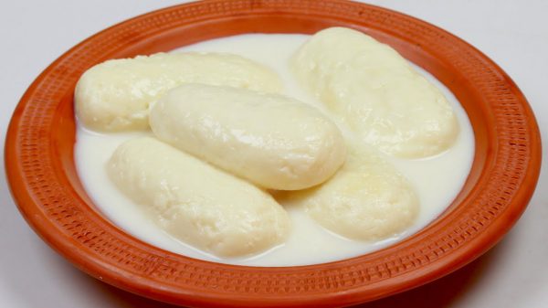 ঘরে তৈরি করুন গুঁড়ো দুধের মালাই চমচম