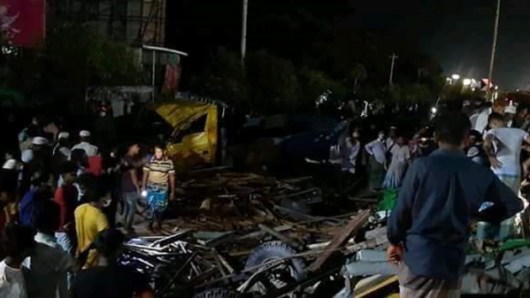 শিবচরে ট্রাক উল্টে নিহত ৬